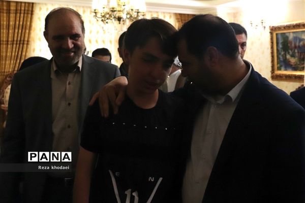 دیدار سرپرست وزارت آموزش و پرورش با خانواده شهدا در تبریز