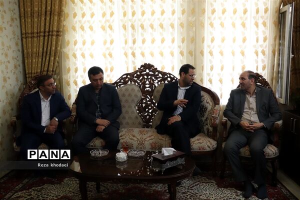 دیدار سرپرست وزارت آموزش و پرورش با خانواده شهدا در تبریز