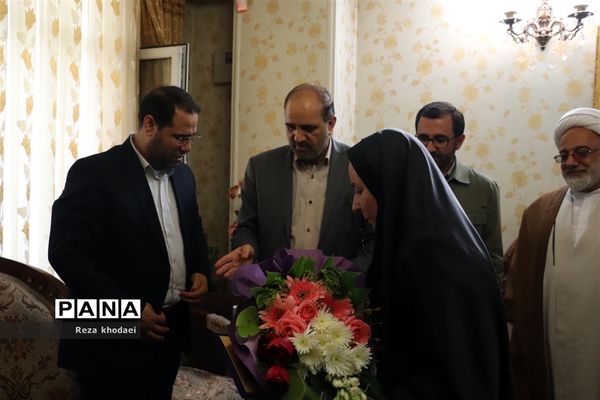 دیدار سرپرست وزارت آموزش و پرورش با خانواده شهدا در تبریز