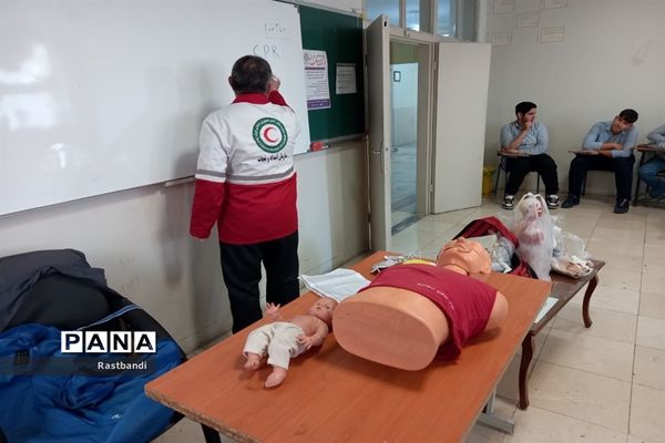 برگزاری دوره هلال احمر در دبیرستان فرهنگ عرفان منطقه ۱۳