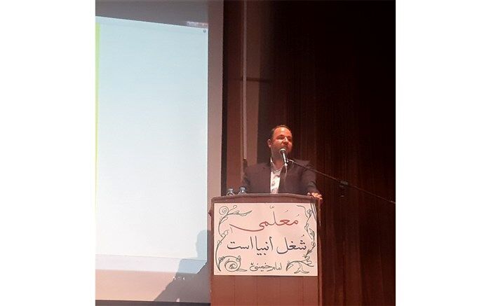 معلمان، تربیت کنندگان صالحان و نسل تمدن‌ساز هستند
