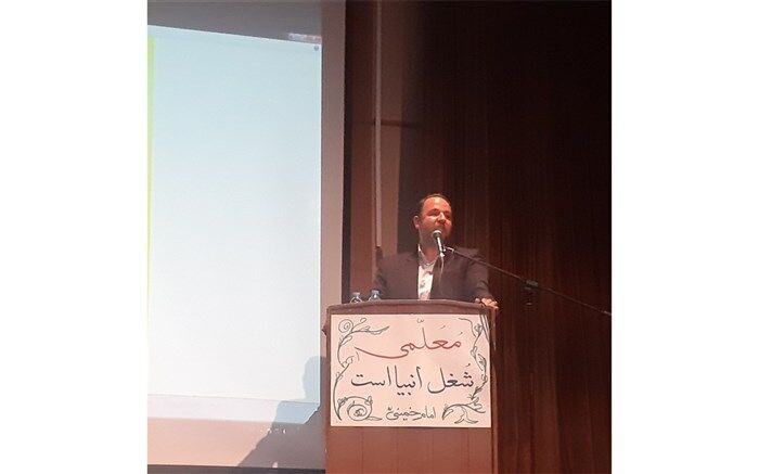 معلمان، تربیت کنندگان صالحان و نسل تمدن‌ساز هستند