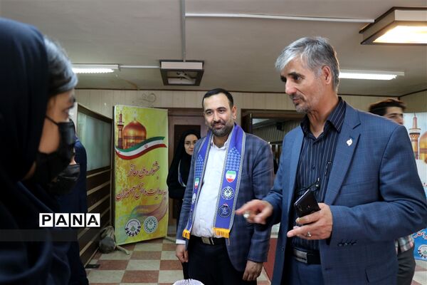 بازدید مسئولان از غرفه‌های مفاخر در سالروز تاسیس سازمان دانش‌آموزی