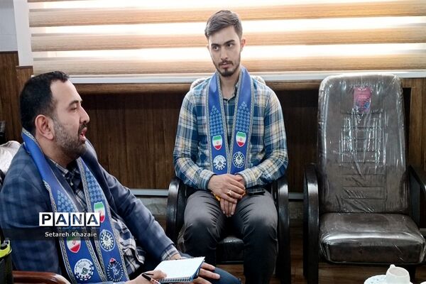 دیدار دانش‌آموزان عضو سازمان دانش‌آموزی و مربیان با مدیر سازمان دانش‌آموزی خراسان رضوی