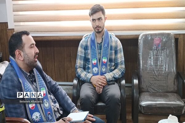 دیدار دانش‌آموزان عضو سازمان دانش‌آموزی و مربیان با مدیر سازمان دانش‌آموزی خراسان رضوی