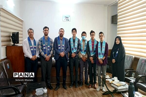 دیدار دانش‌آموزان عضو سازمان دانش‌آموزی و مربیان با مدیر سازمان دانش‌آموزی خراسان رضوی