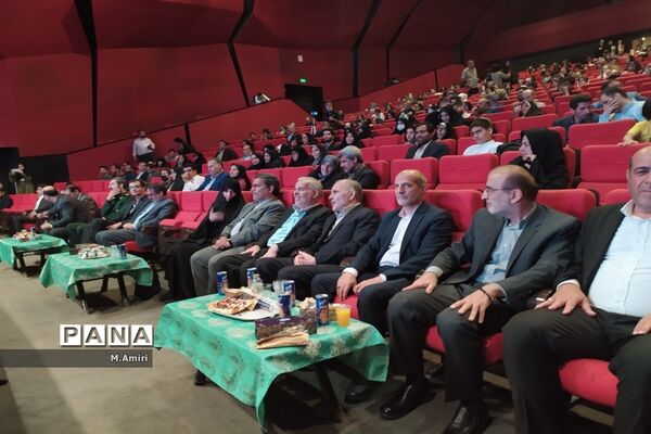 تقدیر از معلمان نمونه منطقه ۱۵