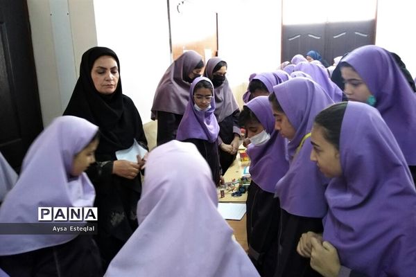 برگزاری نمایشگاه طرح جابربن حیان در دبستان معارف 6 ناحیه 3 شیراز