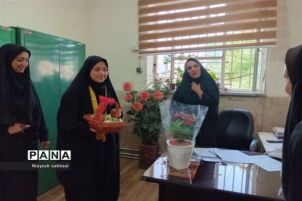 تقدیر از کارکنان آموزش و پرورش به مناسب سالگرد تاسیس سازمان دانش‌آموزی