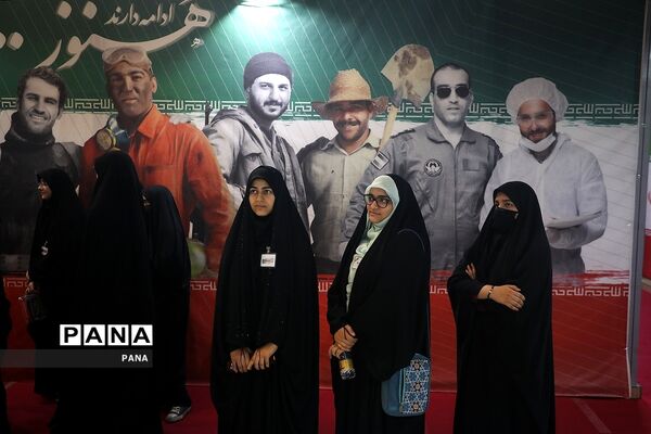بازدید دانش‌آموزان از نمایشگاه« روایت میدان»