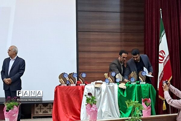 همایش تجلیل از فرهنگیان منتخب در آموزش و پرورش رودهن