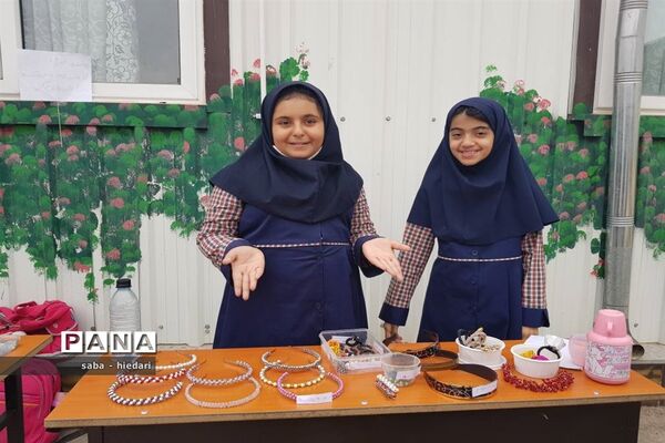 برپایی بازارچه فروش تولیدات دانش‌آموزان دبستان علامه حلی بیرجند