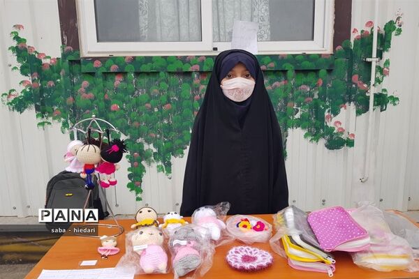 برپایی بازارچه فروش تولیدات دانش‌آموزان دبستان علامه حلی بیرجند