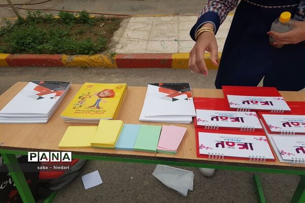 برپایی بازارچه فروش تولیدات دانش‌آموزان دبستان علامه حلی بیرجند