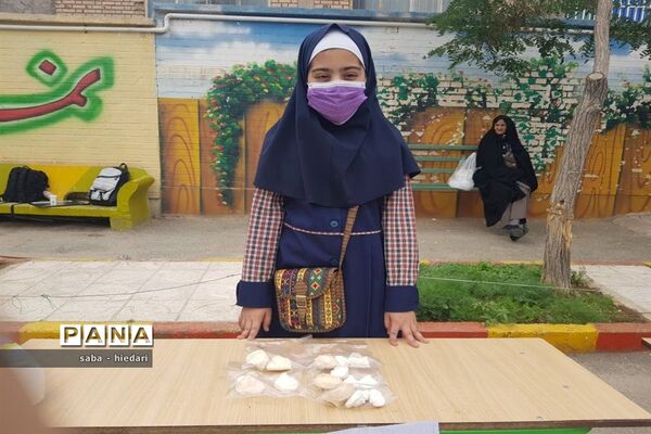 برپایی بازارچه فروش تولیدات دانش‌آموزان دبستان علامه حلی بیرجند