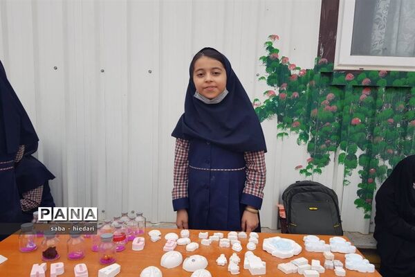 برپایی بازارچه فروش تولیدات دانش‌آموزان دبستان علامه حلی بیرجند