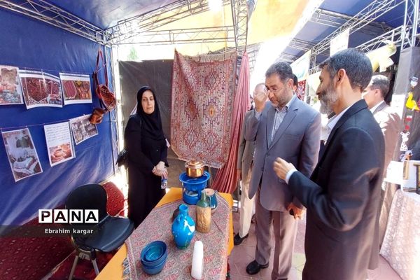 بازدید علیرضا کریمیان از نمایشگاه گردشگری و اقوام  منطقه ۵
