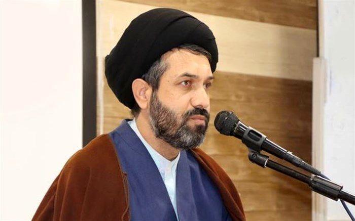 معرفی الگوها و مفاخر نقش مهمی در هویت‌بخشی بین دانش‌آموزان دارد