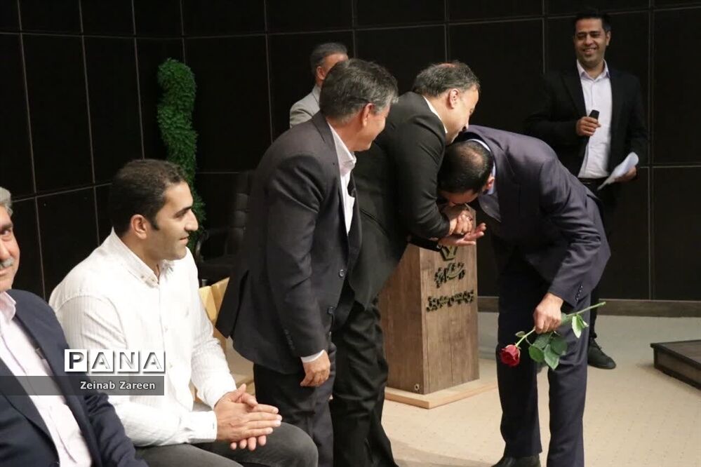 برگزاری همایش مردمی تجلیل از معلمان ماندگار و تاثیرگذار مهریز