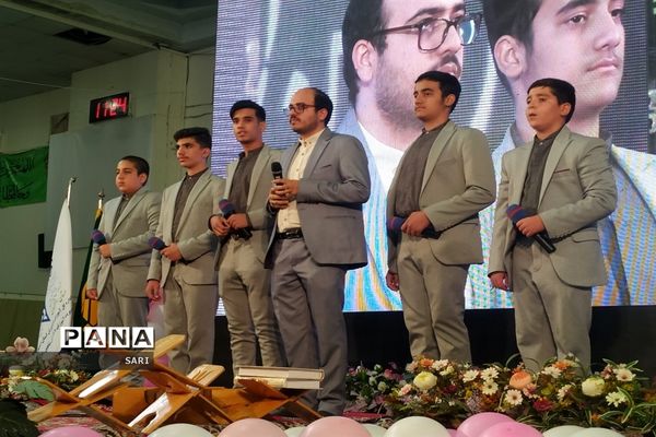 جشن تکلیف ۱۷۰۰ نفری دانش‌آموزان دختر شاهین شهر با حضور ابوذر روحی و اجرای سرود سلام فرمانده ۱ و ۲