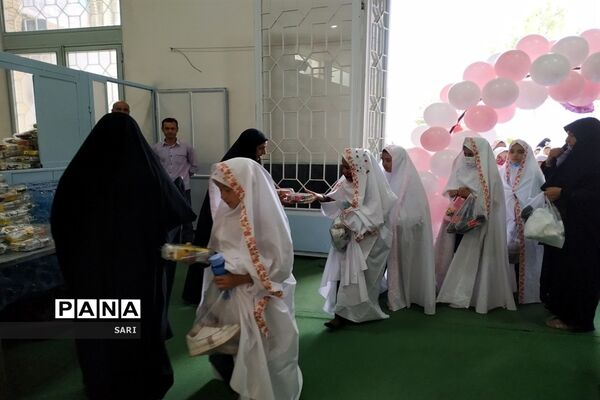 جشن تکلیف ۱۷۰۰ نفری دانش‌آموزان دختر شاهین شهر با حضور ابوذر روحی و اجرای سرود سلام فرمانده ۱ و ۲