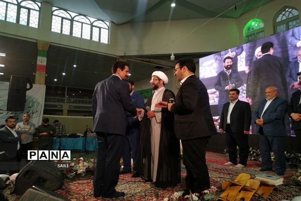 جشن تکلیف ۱۷۰۰ نفری دانش‌آموزان دختر شاهین شهر با حضور ابوذر روحی و اجرای سرود سلام فرمانده ۱ و ۲