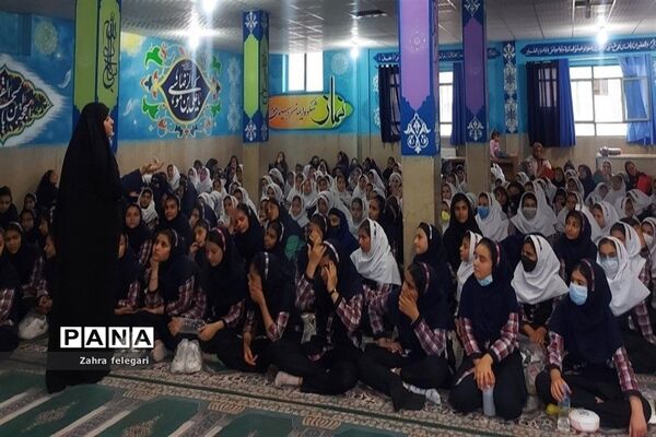 جلسه پرسش و پاسخ عفاف و حجاب در دبستان مطهره قرچک