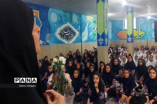 جلسه پرسش و پاسخ عفاف و حجاب در دبستان مطهره قرچک