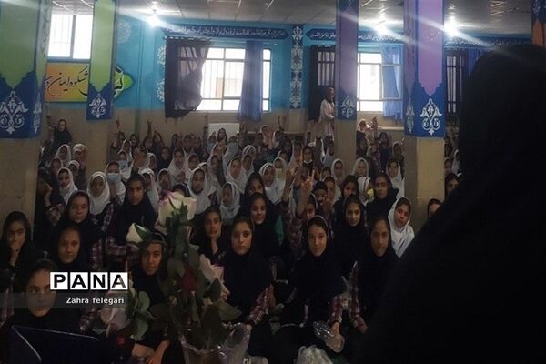 جلسه پرسش و پاسخ عفاف و حجاب در دبستان مطهره قرچک