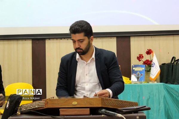 همایش تجلیل از دانش‌آموزان نمونه دبیرستان قریب ناحیه یک بهارستان