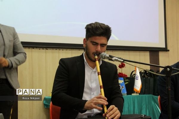 همایش تجلیل از دانش‌آموزان نمونه دبیرستان قریب ناحیه یک بهارستان