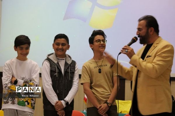 همایش تجلیل از دانش‌آموزان نمونه دبیرستان قریب ناحیه یک بهارستان