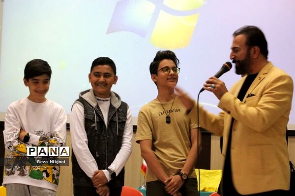 همایش تجلیل از دانش‌آموزان نمونه دبیرستان قریب ناحیه یک بهارستان