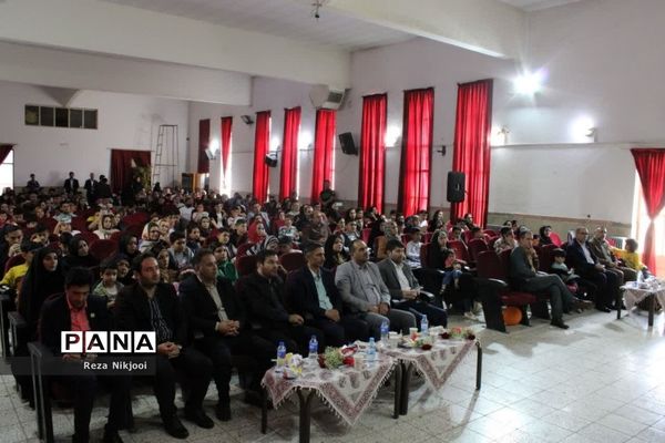 همایش تجلیل از دانش‌آموزان نمونه دبیرستان قریب ناحیه یک بهارستان