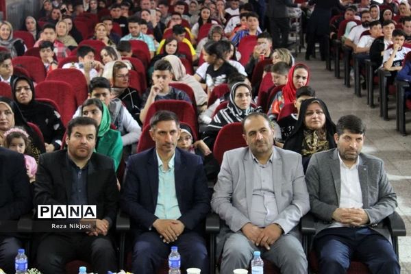 همایش تجلیل از دانش‌آموزان نمونه دبیرستان قریب ناحیه یک بهارستان