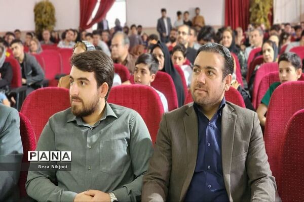 همایش تجلیل از دانش‌آموزان نمونه دبیرستان قریب ناحیه یک بهارستان