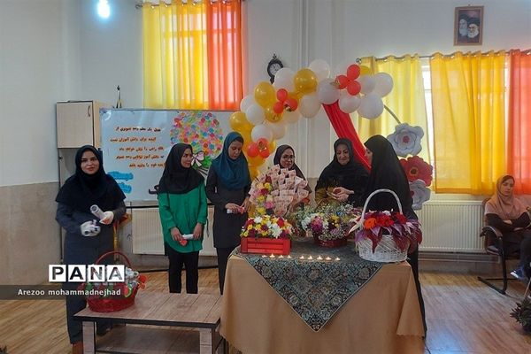 مراسم گرامیداشت معلم در دبستان مطهره قرچک