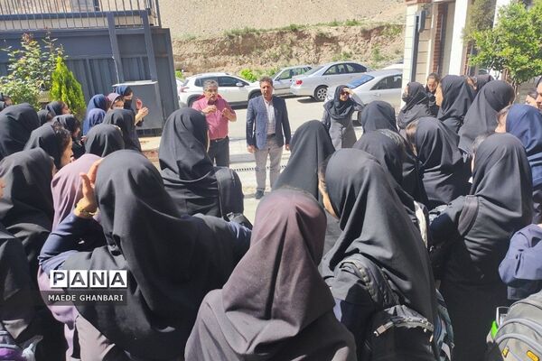 بازدید دانش‌آموزان هنرستان پروین اعتصامی از کارخانه پندار تحریر شهرستان پردیس