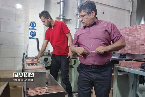 بازدید دانش‌آموزان هنرستان پروین اعتصامی از کارخانه پندار تحریر شهرستان پردیس
