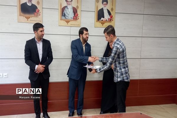 برگزاری نشست شورای دانش‌آموزی منطقه ملارد و تقدیر از دانش‌آموزان فعال
