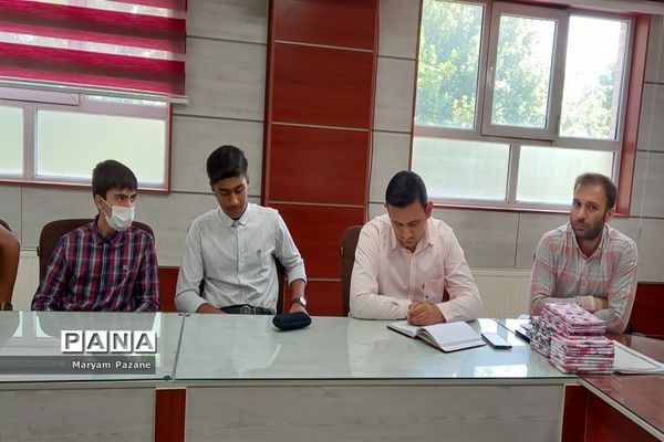 برگزاری نشست شورای دانش‌آموزی منطقه ملارد و تقدیر از دانش‌آموزان فعال