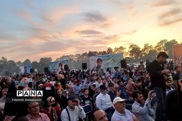 همخوانی سرود «عزیزم حسین» در بهشت زهرای تهران