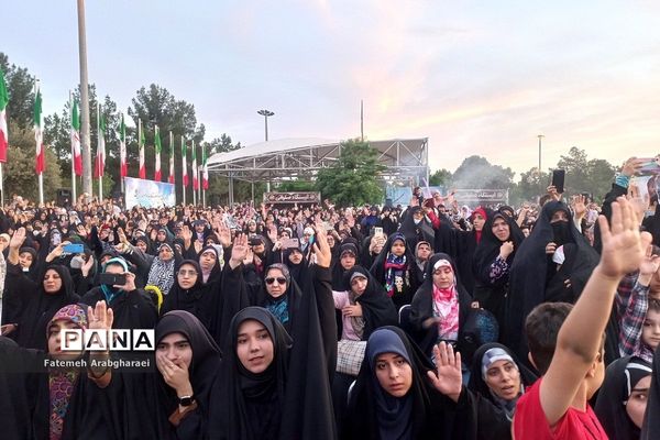 همخوانی سرود «عزیزم حسین» در بهشت زهرای تهران