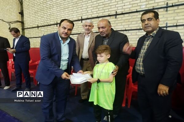 تقدیر از ورزشکاران معلول در شهرستان بهارستان