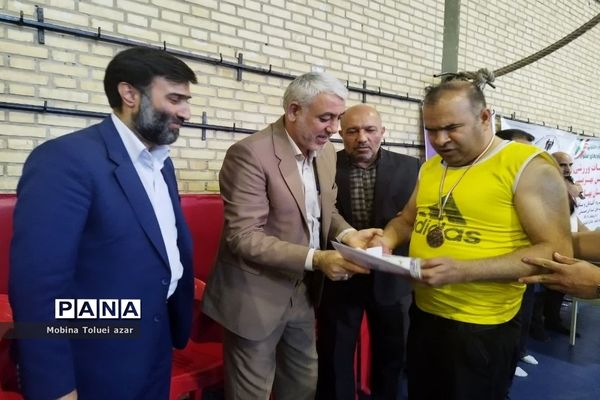 تقدیر از ورزشکاران معلول در شهرستان بهارستان