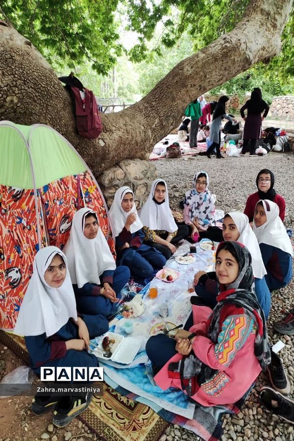 اردوی دانش‌آموزان مروستی در منطقه گردشگری کرخنگان
