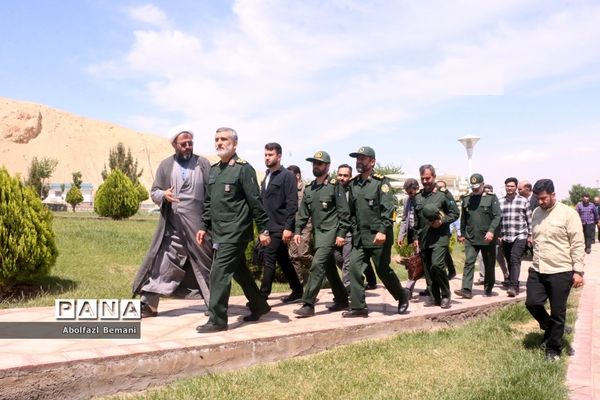 بازدید فرمانده هوافضای سپاه از موزه دفاع مقدس قم