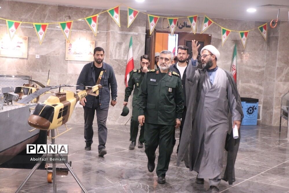 بازدید فرمانده هوافضای سپاه از موزه دفاع مقدس قم