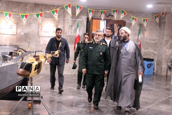 بازدید فرمانده هوافضای سپاه از موزه دفاع مقدس قم