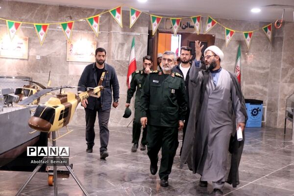 بازدید فرمانده هوافضای سپاه از موزه دفاع مقدس قم